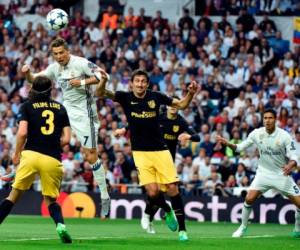 Cristiano Ronaldo en el salto con el que puso el 1-0 para el Real Madrid en el Santiago Bernabéu (Agencias/AFP)
