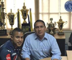 Óscar Salas al momento de firmar el contrato con Motagua.