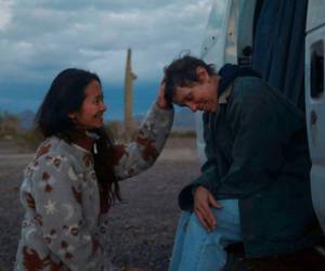 En esta imagen, la directora Chloe Zhao acaricia la cabeza de la actriz Frances McDormand en el set de 'Nomadland'. Foto: AP