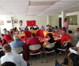 En la reunión de la Coordinación Nacional de Libre se aprobó las preguntas del plebiscito y se determinó no apoyar la convocatoria a marchas de la oposición, foto: Twitter Manuel Zelaya.