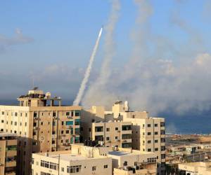 El ejército de Israel respondió atacando por aire objetivos de Hamás en Gaza, y estaba combatiendo también en suelo israelí, cerca del enclave palestino, contra milicianos infiltrados desde Gaza por tierra, mar y aire.