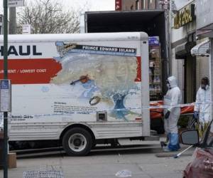 Los cuerpos hallados serían de personas que murieron por coronavirus. Foto: Agencia AP.