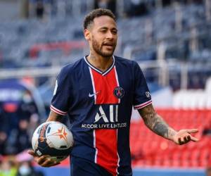 Paris Saint-Germain's Brazilian forward Neymar reacts after receiving a red card during the French L1 football match between Paris-Saint Germain (PSG) and Lille (LOSC) at the Parc des Princes Stadium in Paris, on April 3, 2021. (Photo by FRANCK FIFE / AFP)