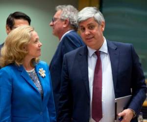 En esta imagen del lunes 8 de julio de 2019, la ministra española de Economía, Nadia Calvino, habla con el presidente del Eurogrupo, Mario Centeno, durante una reunión del Eurogrupo en el edificio Europa, en Bruselas, el 25 de junio de 2020.