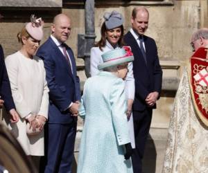 La monarca británica celebró el feriado asistiendo a un servicio religioso con otros miembros de la familia real en la capilla de San Jorge, en los terrenos del castillo de Windsor, al oeste de Londres.