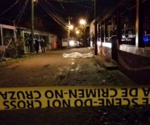 Una de las víctimas quedó tirada afuera del billar en Cofradía, Cortés. Foto: EL HERALDO