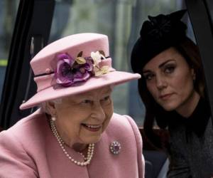 Kate Middleton siempre se mantuvo atrás de la reina Isabel II. Foto: AFP