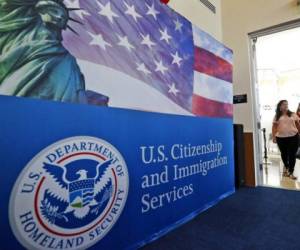 Personas llegan para el inicio de una ceremonia de naturalización en la oficina del Servicio de Ciudadanía e Inmigración en Miami. Foto: AP.