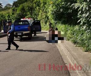 Los cuerpos de los jóvenes quedaron fuera del vehículo sobre la acera de la vía. Foto: Aníbal Vásquez/ EL HERALDO.