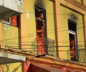 Bomberos combatieron el incendio que afectó varios locales comerciales en la tercera avenida del barrio El Centro de San Pedro Sula.