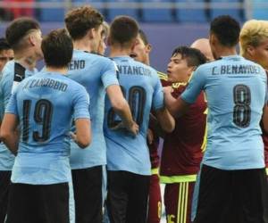 Los jugadores de Uruguay y Venezuela en el partido de semifinal del Mundial Sub-20 de Corea del Sur. (Foto: Agencias/AFP)