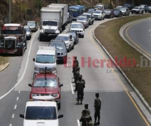 Se estima que al menos 3.6 millones de turistas se desplacen este año durante el feriado de Semana Santa en el interior del territorio nacional. Este viernes en la salida al norte de la capital se vislumbró el primer 'exodo' de veraneantes previo al feriado. FOTO: Johny Magallanes / El Heraldo