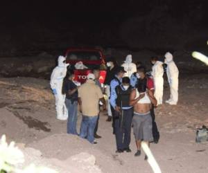 Al descubrir que en el carro habían tres cadáveres, las autoridades acordonaron la zona.