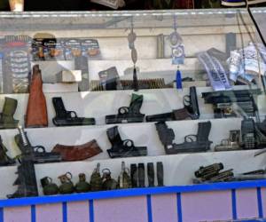 Durante los años, los talibanes han comprado sus armas y municiones en el mercado negro. FOTO: AFP