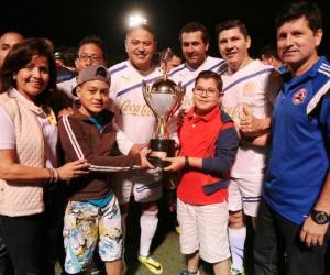 Los jugadores de Olimpia posan con la Copa.