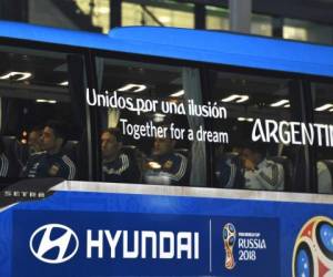 El autobús del equipo nacional de fútbol argentino sale del aeropuerto Zhukovsky, cerca de Moscú, el 9 de junio de 2018, cuando el equipo nacional de fútbol de Argentina llega antes de la Copa Mundial Rusia 2018. / AFP / Vasily MAXIMOV.