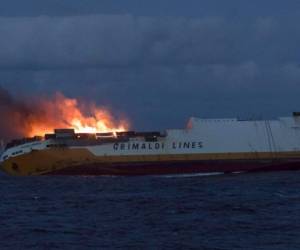 En la imagen de la Marina de Francia se muestra el mercante Grande América de Grimaldi Lines en llamas en el Golfo de Vizcaya, en la costa oeste de Francia. (Foto: AP)
