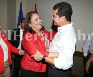 la candidata del movimiento Nuevo Liberalismo, Gabriela Núñez juntoa a su aspirante a diputado, Elvin Ernesto Santos.