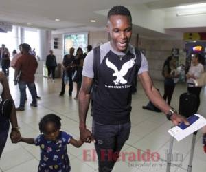 Momento cuando Rubilio Castillo era despedido por su familia en el Aeropuerto Internacional Toncontín. (Foto: EL HERALDO)