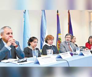 Los representantes del Fondo de las Naciones Unidas para la Infancia (Unicef) y la Misión de Apoyo contra la Corrupción e Impunidad en Honduras (Maccih) durante un conversatorio sobre la posible reducción de la edad de imputabilidad en el país, tras las propuestas de la Comisión Interinstitucional de Justicia Penal.