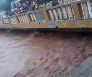En horas de la tarde de este miércoles la corriente del río Chiquito que se suma al Choluteca presentaba un gran caudal.