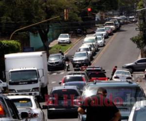 Producto de un deficiente servicio de transporte público, los capitalinos optan por adquirir un vehículo para movilizarse. Foto: Jhony Magallanes/El Heraldo