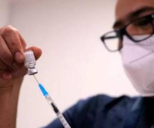 El viernes, Israel comenzó a administrar la cuarta vacuna a personas con inmunidad débil. Foto de referencia: AFP