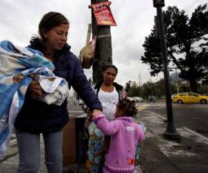 Al menos dos caravanas de hondureños con niños, mujeres y ancianos y otra de salvadoreños, a las que se han unido guatemaltecos y nicaragüenses, llegaron a la frontera México-Estados Unidos en busca del 'sueño americano'.