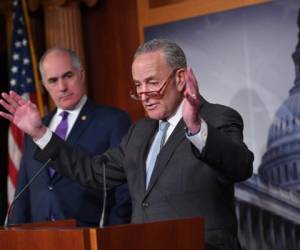 El líder de la minoría del Senado de los Estados Unidos, Chuck Schumer, demócrata de Nueva York; con el senador Bob Casey (L), demócrata de Pennsylvania; habla a la prensa antes de la declaración de apertura en el juicio de juicio político del presidente de los Estados Unidos, Donald Trump, en el Capitolio de los Estados Unidos en Washington. AP.