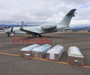 Este es el avión presidencial Legacy 600 -año 2009-, junto a los cuatro ataúdes y una urna con los restos de los catrachos.