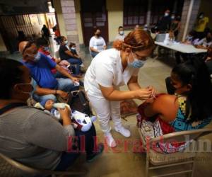 Jornada de vacunación contra el covid-19 realizada en la Escuela Estados Unidos de la capital. Los centros de inmunización habilitados reportan una baja afluencia de personas demandando la vacuna. Foto: Jhony Magallanes/El Heraldo