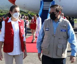 La reina Letizia conversó con el canciller Lisandro Rosales tras bajar del avión.