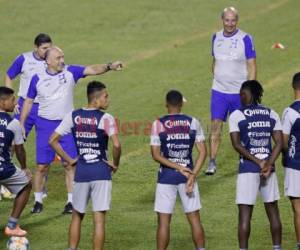 Fabián Coito junto a los jugadores de la H en el entrenamiento del viernes por la noche en el estadio Olímpico de San Pedro Sula. Foto: EL HERALDO.