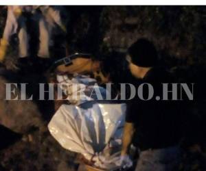 Las autoridades realizan las investigaciones para conocer la identidad de la muejer y el motivo de los hechos.