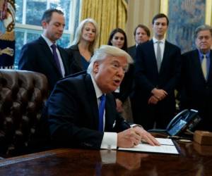 Trump quiere impuesto a importaciones de México para muro. Foto AP