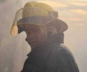 Este jueves 10 de septiembre, un incendio de grandes proporciones registrado en el barrio El Centro de la capital provocó la pérdida total de una vivienda y afectó parcialmente una segunda estructura, tras una intensa operación de control y extinción desarrollada por el personal de emergencia.