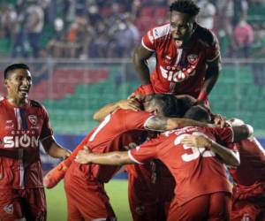 Rubilio Castillo celebró con sus compañeros el triunfo ante Oriente Petrolero. Foto: Royal Pari en Twitter.