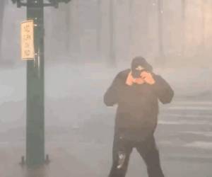 Un reportero se paró frente al huracán para mostrar la fuerza de fenómeno natural.