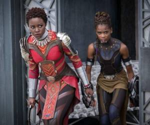 En esta imagen difundida por Disney, Lupita Nyong'o, a la izquierda, y Letitia Wright en una escena de 'Black Panther' de Marvel Studios. The Walt Disney Co. postergó las fechas de estreno de muchas de sus películas, incluyendo la próxima entrega de Black Panther, “Wakanda Forever”, actualmente en producción. Foto: AP