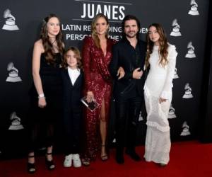 El colombiano Juanes llegó acompañado a los Latin Grammy 2019 con su esposa Karen Martínez, su hijas Paloma y Luna Aristizabal y su hijo Dante. Foto: AFP