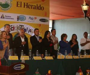 Un espacio de Cascadas Mall fue el escenario hasta donde acudieron los estudiantes y sus directores para dejar constancia del compromiso ecológico.