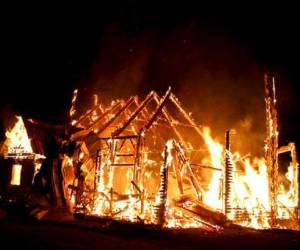 Otras cuatro iglesias fueron atacadas antes de la visita del papa con bombas incendiarias y en otras dos se descubrieron los bidones de combustible antes de que estallaran. Fotos: AP/El Heraldo Honduras.