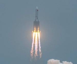 El cohete mide unos 30 metros, por lo que se considera uno de los desechos más grandes en retornar a la tierra. Foto: AP