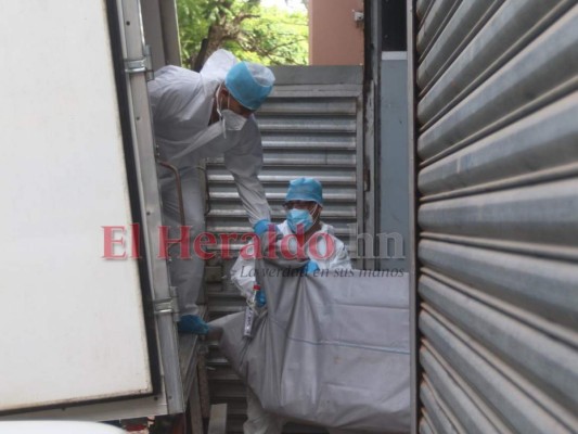 El personal de Medicina Forense realizó el entierro masivo de los cadáveres. Foto: Alex Pérez/EL HERALDO.