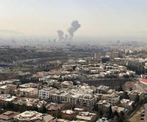 Estados Unidos e Israel lanzaron en la mañana de este sábado un ataque contra objetivos en Teherán y otras ciudades en Irán, que ha respondido hasta el momento lanzando misiles hacia territorio israelí y bases militares estadounidenses en toda la región.