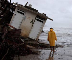 Una persona observa los estragos causados por el fuerte oleaje e intensas lluvias, este sábado en Acapulco (México). La tormenta tropical Dalila ha dejado daños en la infraestructura del puerto mexicano de Acapulco, estado de Guerrero (sur)