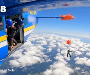 El deportista logró liberarse con un cuchillo de seguridad, abrir su paracaídas principal y aterrizar con heridas leves, mientras el piloto consiguió aterrizar de forma segura.