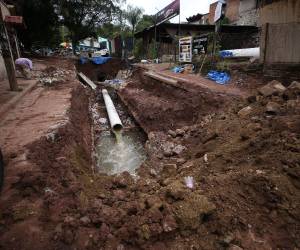 El gran agujero tiene hasta tres metros de profundidad, y representa un riesgo debido a la exposición de aguas negras.