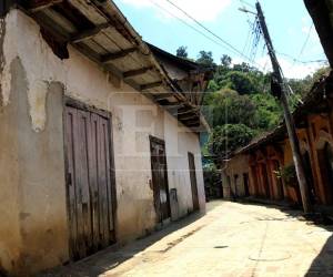 Las calles de San Juancito conservan un aire como de un pueblo detenido en el tiempo, rodeadas de casas antiguas que evocan la época en que este lugar fue el corazón minero del país. Recorramos sus calles mientras conocemos su historia.