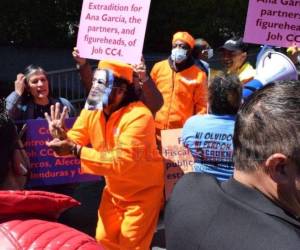 Los hondureños afuera de la Corte de Nueva York también pedían la extradición de la exprimera dama de Honduras, Ana García de Hernández.
